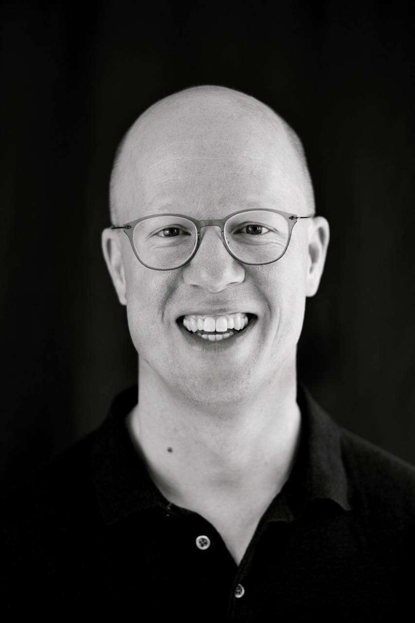 Björn Zosel, a professional web developer from Luxembourg, standing confidently in business attire
